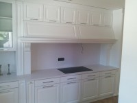 cucina-con-fregi-in-legno